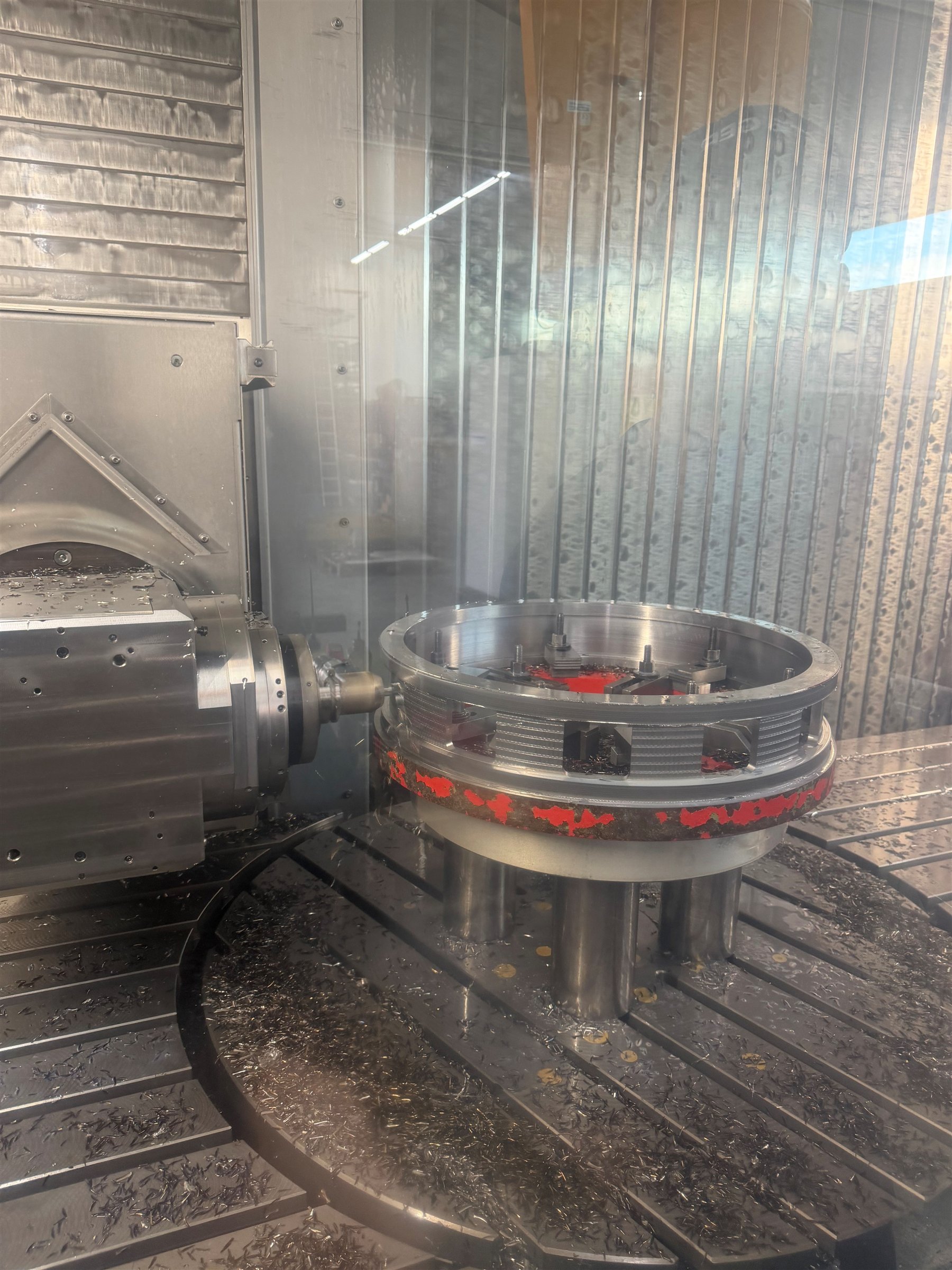 Fräsbearbeitung eines großen Metallrings